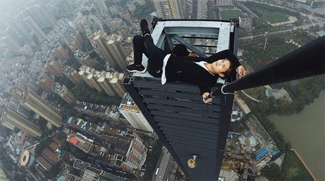 Bức ảnh ấn tượng: Wu Yongning được biết đến với những bức ảnh đ&aacute;ng sợ tr&ecirc;n đỉnh c&aacute;c t&ograve;a nh&agrave; chọc trời. Trong một sự cố đ&aacute;ng tiếc, người thanh ni&ecirc;n 26 tuổi đ&atilde; ng&atilde; xuống v&agrave; tử vong v&agrave;o th&aacute;ng 11/2017 sau khi rơi từ một t&ograve;a nh&agrave; 62 ​​tầng (kh&ocirc;ng phải t&ograve;a nh&agrave; trong ảnh).&nbsp;
