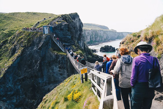 Cầu Carrick-A-Rede Rope- Ballycastle, Bắc Ireland: Mặc d&ugrave; l&agrave; một c&acirc;y cầu nhỏ hẹp, rung rinh dẫn đến một h&ograve;n đảo nhỏ b&eacute; nhưng c&acirc;y cầu d&acirc;y Carrick-A-Rede vẫn thu h&uacute;t h&agrave;ng ngh&igrave;n du kh&aacute;ch mỗi năm.