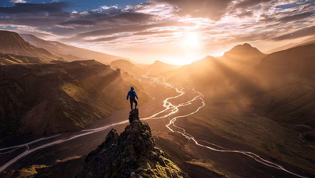 Thorsmork, Iceland - Tr&ecirc;n đỉnh thế giới: Thung lũng Thor của Iceland l&agrave; một cảnh đẹp ngoạn mục v&agrave; nh&agrave; th&aacute;m hiểm Max Rive đ&atilde; tiến th&ecirc;m một bước nữa v&agrave; c&oacute; được cảnh chụp mạo hiểm n&agrave;y ngay tr&ecirc;n bờ vực.
