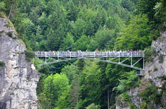 Marienbrucke- Schwangau, Đức: L&acirc;u đ&agrave;i Neuschwanstein l&agrave; một điểm thu h&uacute;t kh&aacute;ch du lịch cực kỳ nổi tiếng v&agrave; c&acirc;y cầu Queen Mary c&oacute; từ năm 1845, mang tới một trong những g&oacute;c chụp ảnh đẹp nhất của l&acirc;u đ&agrave;i.