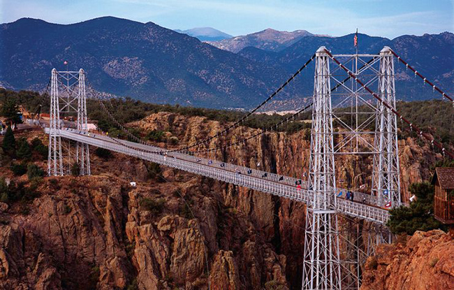 Cầu Royal Gorge - Th&agrave;nh phố Ca&ntilde;on, Colorado: H&atilde;y tưởng tượng việc nối hai đỉnh n&uacute;i gồ ghề nổi tiếng của Colorado bằng một c&acirc;y cầu treo. C&acirc;y cầu l&agrave; một điểm thu h&uacute;t với độ cao hơn 290m tr&ecirc;n s&ocirc;ng Arkansas.