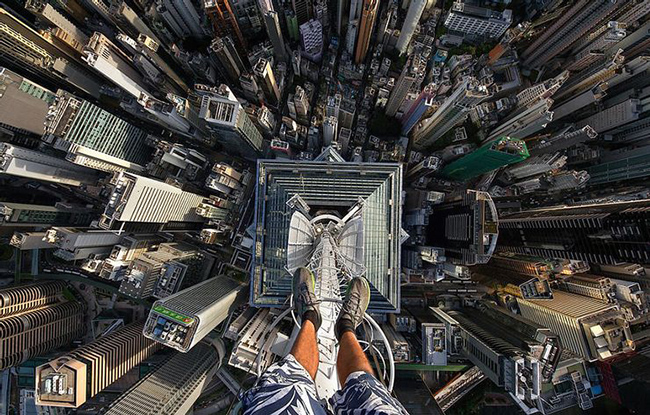 Tr&ecirc;n đỉnh HongKong: Đ&acirc;y l&agrave; một bức ảnh đ&aacute;ng kinh ngạc kh&aacute;c của Alexander Remnev. Bức ảnh n&agrave;y cho thấy anh ta đang đứng tr&ecirc;n một lan can rất mỏng nằm ở tầng cao nhất một t&ograve;a nh&agrave; tại HongKong.

