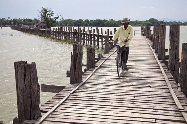 Cầu U Bein- Mandalay, Myanmar: Đ&acirc;y l&agrave; c&acirc;y cầu bằng gỗ tếch d&agrave;i nhất thế giới. Mặc d&ugrave; vẫn đang được sử dụng bởi người d&acirc;n địa phương, kh&aacute;ch du lịch vẫn đổ x&ocirc; đến đ&acirc;y để chụp ảnh l&uacute;c b&igrave;nh minh v&agrave; ho&agrave;ng h&ocirc;n.&nbsp;