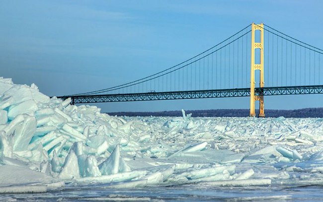 Cầu Mackinac- Th&agrave;nh phố Mackinac, Michigan: C&acirc;y cầu được x&acirc;y dựng v&agrave;o những năm 1950 đ&acirc;y l&agrave; c&acirc;y cầu treo d&agrave;i nhất ở Hoa Kỳ. Giống như tất cả c&aacute;c c&acirc;y cầu treo kh&aacute;c, n&oacute; được thiết kế để lắc lư theo gi&oacute; kh&aacute; đ&aacute;ng sợ.