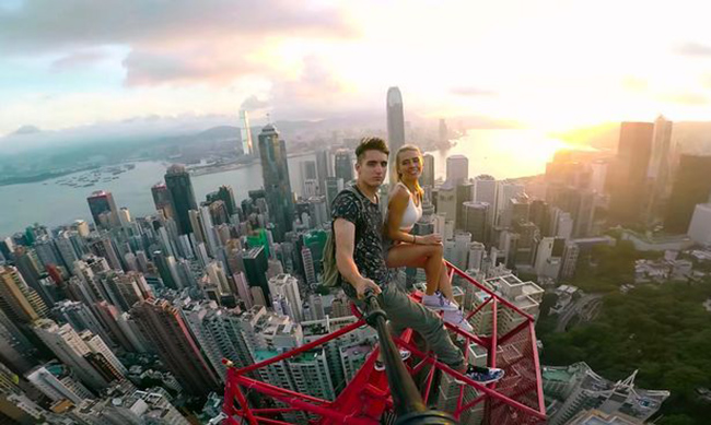 Cần cẩu cao nhất HongKong: Một cặp vợ chồng trẻ đ&atilde; bằng mọi c&aacute;ch leo l&ecirc;n đỉnh cần cẩu cao nhất HongKong chỉ để chụp một bức ảnh tự sướng.
