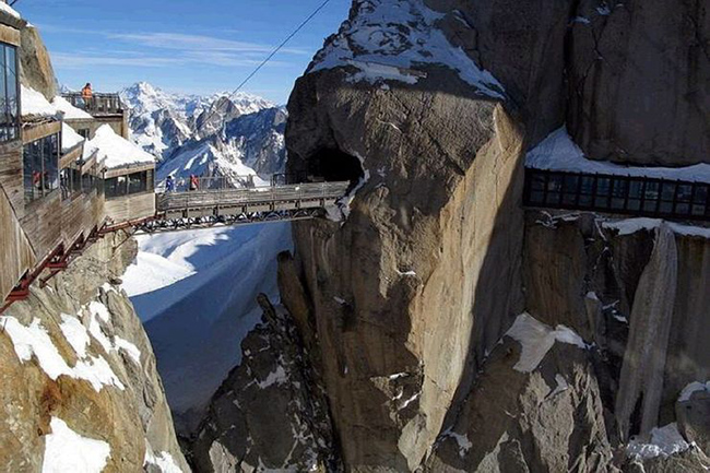 Aiguille Du Midi- Mont Blanc, Ph&aacute;p: D&atilde;y n&uacute;i Alps được biết đến với những đỉnh n&uacute;i tuyết phủ trắng v&agrave; cầu Aiguille du Midi được biết đến nhiều nhất bởi khung cảnh&nbsp;khi đứng từ tr&ecirc;n cầu nh&igrave;n ra Mont Blanc, ngọn n&uacute;i nổi tiếng nhất của v&ugrave;ng.&nbsp;