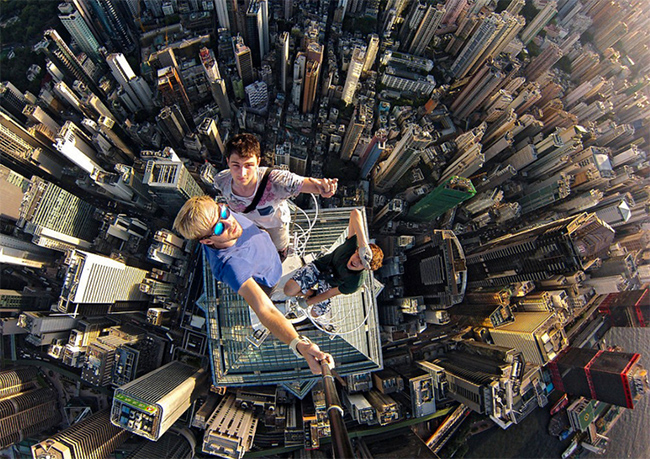 Cao ốc&nbsp;mới ở HongKong: Alexander Remnev lu&ocirc;n th&iacute;ch săn l&ugrave;ng những địa điểm đ&aacute;ng sợ để chụp ảnh selfie, giống như địa điểm n&agrave;y, anh chụp c&ugrave;ng c&aacute;c bạn tr&ecirc;n một tầng thượng cực kỳ nhỏ ở một cao ốc tại HongKong.
