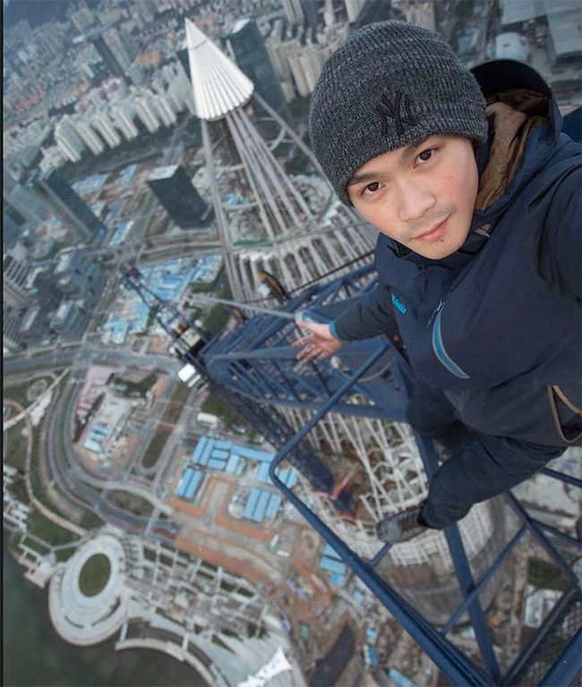 Th&acirc;m Quyến, Trung Quốc: Daniel Lau c&oacute; hơn 110 ngh&igrave;n người theo d&otilde;i tr&ecirc;n instagram với bộ sưu tập ảnh đi&ecirc;n rồ chụp từ&nbsp;đỉnh c&aacute;c t&ograve;a nh&agrave; chọc trời, cầu v&agrave; th&aacute;p.

