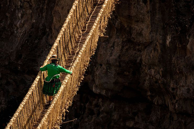 Cầu Qeswachaka- Huinchiri, Peru: L&agrave; t&agrave;n t&iacute;ch của văn h&oacute;a Inca, cầu d&acirc;y Qeswachaka được l&agrave;m ho&agrave;n to&agrave;n bằng cỏ được đan hai lần để tạo ra một hệ thống vững chắc c&oacute; thể n&acirc;ng đỡ con người.