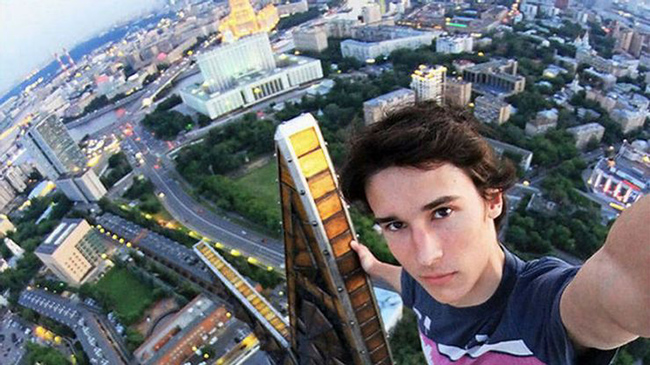 Moscow, Nga: Kirill Oreshkin đ&atilde; hơn một lần leo l&ecirc;n đỉnh c&aacute;c cao ốc để tự sướng v&agrave; lần n&agrave;y anh leo l&ecirc;n đỉnh ch&oacute;p h&igrave;nh một ng&ocirc;i sao tr&ecirc;n n&oacute;c một trong những t&ograve;a nh&agrave; cao nhất Moscow.&nbsp;
