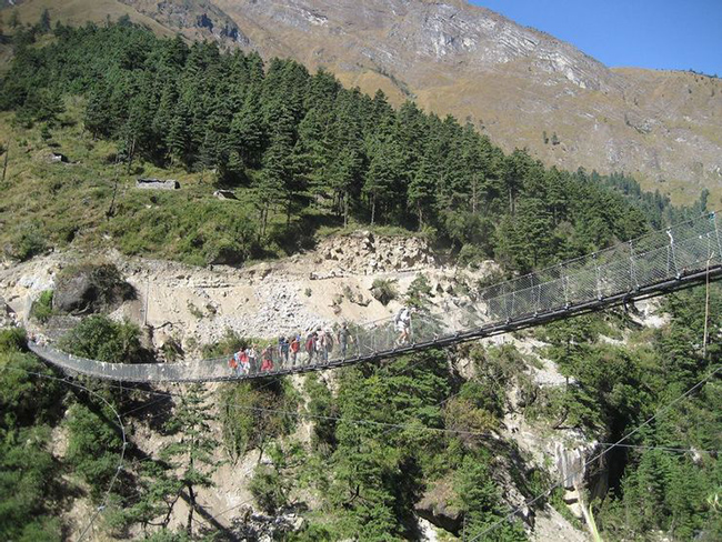 Cầu treo Ghasa- Ghasa, Nepal: Cầu Treo Ghasa l&agrave; một trong những c&acirc;y cầu khiến tr&aacute;i tim bạn như muốn nhảy ra khỏi lồng ngực. C&acirc;y cầu bắc qua s&ocirc;ng Gandaki, một d&ograve;ng nước hẹp nhưng chảy xiết. N&oacute; được l&agrave;m bằng c&aacute;p chắc chắn, nhưng khoảng trống giữa c&aacute;c tấm v&aacute;n l&agrave; nơi khiến bạn kh&ocirc;ng y&ecirc;n t&acirc;m nhất.