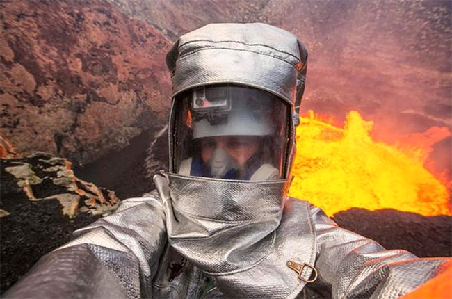 Ảnh tự chụp c&ugrave;ng The Storm Chasing Volcano: Một người chuy&ecirc;n săn b&atilde;o t&ecirc;n l&agrave; George Kourounis ở Toronto đ&atilde; chụp một bức ảnh tự sướng tuyệt vời trước ngọn n&uacute;i lửa đang hoạt động n&agrave;y.&nbsp;
