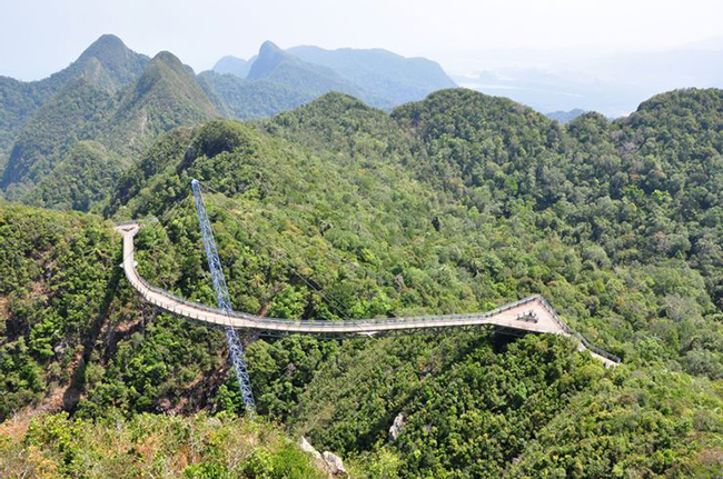 Cầu Langkawi Sky - Kedah, Malaysia: C&acirc;y cầu thực sự treo lơ lửng tr&ecirc;n bầu trời, ph&iacute;a tr&ecirc;n c&aacute;c đỉnh n&uacute;i v&agrave; uốn lượn quanh đỉnh Gunung Mat Chinchang.&nbsp;