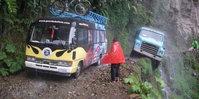 Đường North Yungas, Bolivia: "Con đường tử thần" n&agrave;y c&oacute; chiều rộng rất nhỏ thậm ch&iacute; c&ograve;n chưa đến một l&agrave;n đường v&agrave; kh&ocirc;ng hề c&oacute; lan can, c&aacute;c phương tiện nếu kh&ocirc;ng cẩn thận c&oacute; thể lao qua m&eacute;p đường v&agrave; đ&acirc;m xuống vực s&acirc;u 3000m.&nbsp;
