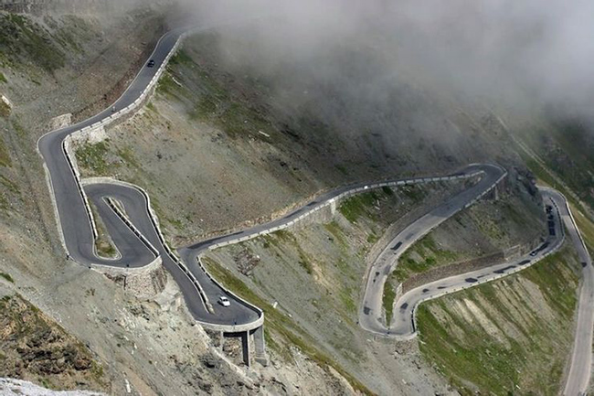 Col De Turini: Col de Turini l&agrave; một con đ&egrave;o nằm ở miền Đ&ocirc;ng nước Ph&aacute;p. Đường nguy hiểm n&agrave;y c&oacute; 34 ng&atilde; rẽ v&agrave; những thay đổi thời tiết kh&ocirc;ng lường trước được khiến cho n&oacute; trở th&agrave;nh con đường mạo hiểm.&nbsp;
