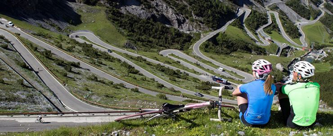 Đ&egrave;o Stelvio, &Yacute;: Mặc d&ugrave; c&oacute; tầm nh&igrave;n tuyệt đẹp ra d&atilde;y n&uacute;i Alps ở &Yacute;, nhưng đ&egrave;o Stelvio chủ yếu được biết đến với bố cục hẹp rất lộng gi&oacute; v&agrave; k&eacute;o d&agrave;i 2,7 km. Con đường đ&ograve;i hỏi sự tập trung cao độ của c&aacute;c tay l&aacute;i.&nbsp;
