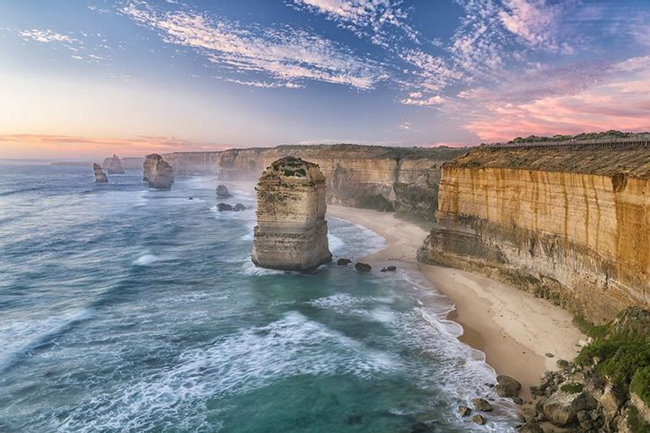 Đường Great Ocean, &Uacute;c: Mặc d&ugrave; con đường n&agrave;y thuộc top "những con đường đẹp nhất tr&ecirc;n thế giới" với nhiều điểm tham quan&nbsp;nhưng n&oacute; cũng kh&ocirc;ng k&eacute;m nguy hiểm khi c&oacute; c&aacute;c động vật hoang d&atilde; đột ngột xuất hiện tr&ecirc;n đường.&nbsp;
