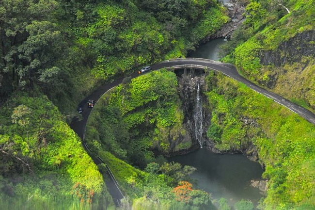 Đường cao tốc Hana, Hawaii: Mặc d&ugrave; nằm trong tốp những con đường nguy hiểm nhưng cao tốc Hana lại l&agrave; nơi c&oacute; nhiều cảnh quan tuyệt đẹp khiến bạn c&oacute; cảm gi&aacute;c như đang ở trong một bối cảnh phim viễn tưởng huyền ảo.
