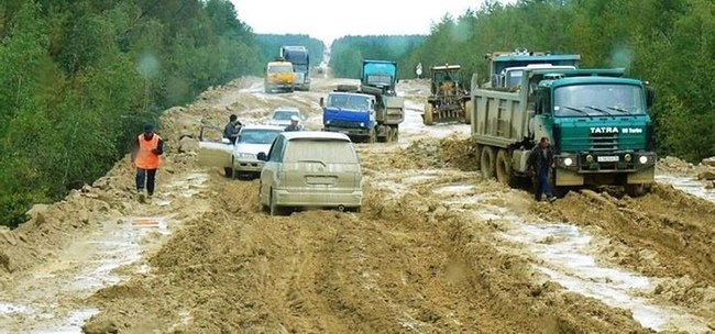 Đường cao tốc xuy&ecirc;n Siberia, Nga: Một trong những đường cao tốc d&agrave;i nhất thế giới. Tr&ecirc;n đường đi l&agrave; rừng rậm, những ngọn n&uacute;i đ&aacute;ng sợ v&agrave; động vật hoang d&atilde; bất th&igrave;nh l&igrave;nh chạy v&uacute;t qua. Kinh khủng nhất &frac34; con đường l&agrave; đất n&ecirc;n đ&ocirc;i khi bạn sẽ bị mắc kẹt trong đ&aacute;m b&ugrave;n lầy.

