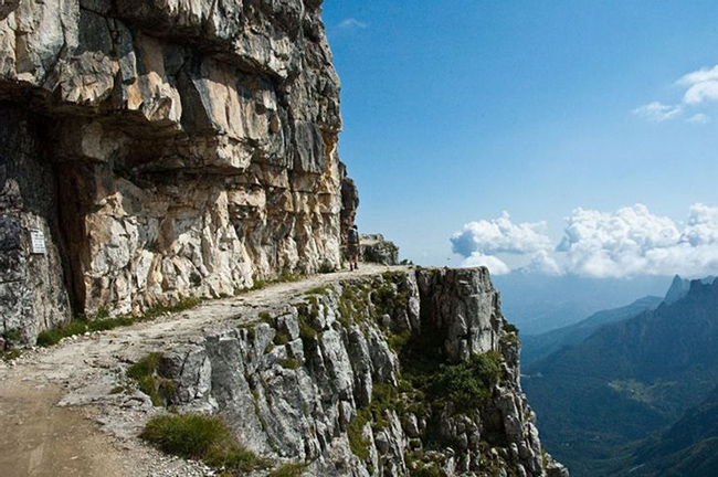 Pasubio, &Yacute;: Một con đường cực kỳ hẹp chạy men theo v&aacute;ch n&uacute;i cao ngất ngưởng, mặc d&ugrave; c&oacute; tầm nh&igrave;n ngoạn mục nhưng việc l&aacute;i xe v&ocirc; c&ugrave;ng kh&oacute; khăn v&agrave; qu&aacute; nguy hiểm.
