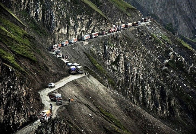 Đ&egrave;o Zojila, Ấn Độ: Đ&egrave;o Zojila l&agrave; một con đường tr&ecirc;n đỉnh n&uacute;i cao hơn 3.300m, nối c&aacute;c th&agrave;nh phố Srinagar v&agrave; Leh ở T&acirc;y Himalayas. Đ&acirc;y l&agrave; một con đường rất hẹp, kh&ocirc;ng hề c&oacute; lan can hoặc biển b&aacute;o, rất nguy hiểm cho việc l&aacute;i xe.&nbsp;
