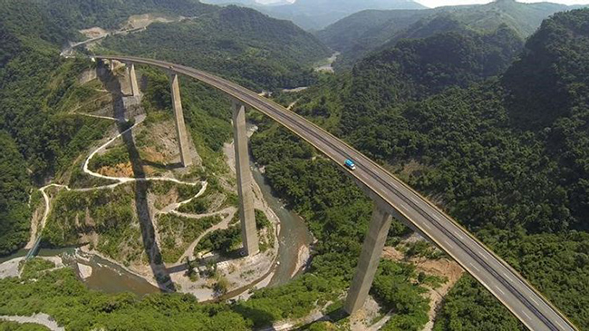 Đường cao tốc li&ecirc;n bang 1, Mexico: Con đường được x&acirc;y băng qua kh&ocirc;ng trung với&nbsp;bề ngang rất hẹp v&agrave; kh&ocirc;ng c&oacute; r&agrave;o chắn.&nbsp;
