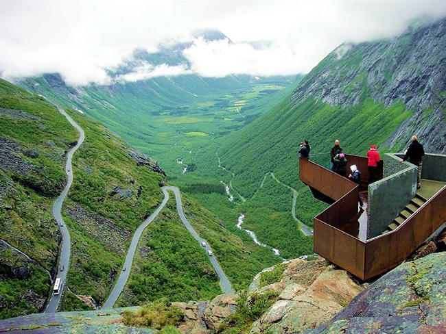 Trollstigen, Na Uy: Giữa thi&ecirc;n nhi&ecirc;n c&acirc;y xanh tươi tốt v&agrave; khung cảnh miền n&uacute;i, Trollstigen, Na Uy l&agrave; một con đường uốn cong v&agrave; dốc ngược một c&aacute;ch rất đ&aacute;ng sợ.&nbsp;
