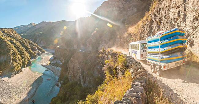 Đường Skippers Canyon, New Zealand: Đường Skippers Canyon nguy hiểm đến mức phải c&oacute; giấy ph&eacute;p để v&agrave;o. Đường nhiều sỏi đ&aacute;, kh&oacute; đi, lại hẹp n&ecirc;n nếu 2 xe đi ngược chiều nhau th&igrave; một người phải l&ugrave;i 3 km xe kia mới vượt được qua.
