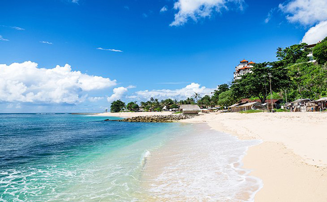 B&atilde;i biển Bali: Được cho l&agrave; điểm nghỉ dưỡng nổi tiếng nhất của Indonesia, Bali c&oacute; một số địa danh v&agrave; truyền thống văn h&oacute;a khiến chuyến thăm ở đ&acirc;y trở n&ecirc;n đ&aacute;ng gi&aacute;.&nbsp;
