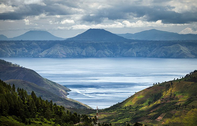 Hồ Toba: Hồ Toba vừa l&agrave; một v&ugrave;ng nước vừa l&agrave; si&ecirc;u n&uacute;i lửa. Hồ nằm trong miệng n&uacute;i lửa, được h&igrave;nh th&agrave;nh từ 69.000 đến 77.000 năm trước v&agrave; được cho l&agrave; kết quả của một vụ phun tr&agrave;o thảm khốc.
