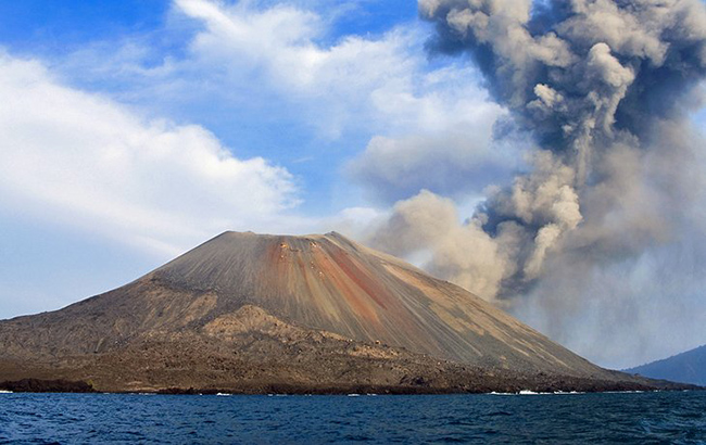 N&uacute;i Krakatau: Chắc chắn, vụ phun tr&agrave;o của n&uacute;i lửa nổi tiếng nhất Indonesia, Krakatau v&agrave;o năm 1883 l&agrave; lớn nhất trong lịch sử được ghi lại. Anak Krakatau, "Đứa con của Krakatau" l&agrave; h&ograve;n đảo trẻ nhất trong số c&aacute;c h&ograve;n đảo được h&igrave;nh th&agrave;nh bởi vụ phun tr&agrave;o năm 1883.
