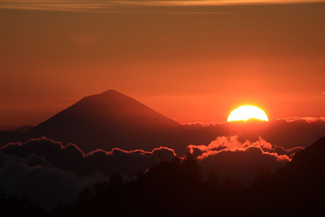 Gunung Rinjani: Gunung Rinjani l&agrave; một điểm thu h&uacute;t h&agrave;ng đầu tr&ecirc;n Lombok. Trong C&ocirc;ng vi&ecirc;n Quốc gia Rinjani, bạn c&oacute; thể bắt gặp những lo&agrave;i động vật như khỉ l&aacute; mun đen qu&yacute; hiếm, khỉ đu&ocirc;i d&agrave;i, vẹt m&agrave;o lưu huỳnh v&agrave; c&aacute;c lo&agrave;i kỳ lạ kh&aacute;c.&nbsp;
