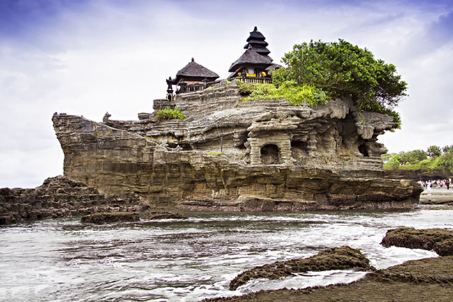 Pura Tanah Lot: Đ&acirc;y l&agrave; một trong những ng&ocirc;i đền nổi tiếng nhất ở Bali, được x&acirc;y dựng tr&ecirc;n một khối đ&aacute; ở biển. Sự h&igrave;nh th&agrave;nh ban đầu bắt đầu xấu đi tại một thời điểm, v&igrave; vậy một phần của đ&aacute; hiện nay l&agrave; nh&acirc;n tạo.&nbsp;

