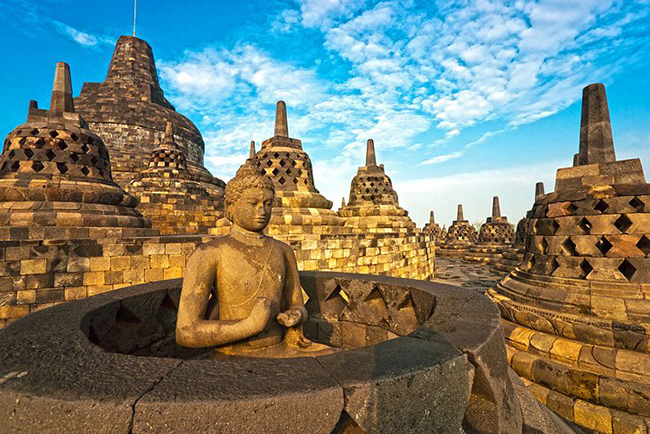 Borobudur: Ch&ugrave;a Borobudur được x&acirc;y dựng v&agrave;o thế kỷ thứ 8, l&agrave; một trong những di sản thế giới h&agrave;ng đầu của UNESCO v&agrave; được coi l&agrave; một trong những địa điểm Phật gi&aacute;o vĩ đại nhất tr&ecirc;n thế giới.
