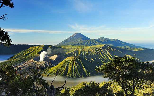 N&uacute;i Bromo: N&uacute;i Bromo l&agrave; một trong những nơi được biết đến nhiều nhất, phần lớn nhờ v&agrave;o tầm nh&igrave;n tuyệt đẹp của n&oacute;, đặc biệt l&agrave; khi được nh&igrave;n thấy khi đứng tr&ecirc;n miệng n&uacute;i lửa l&uacute;c mặt trời mọc.&nbsp;
