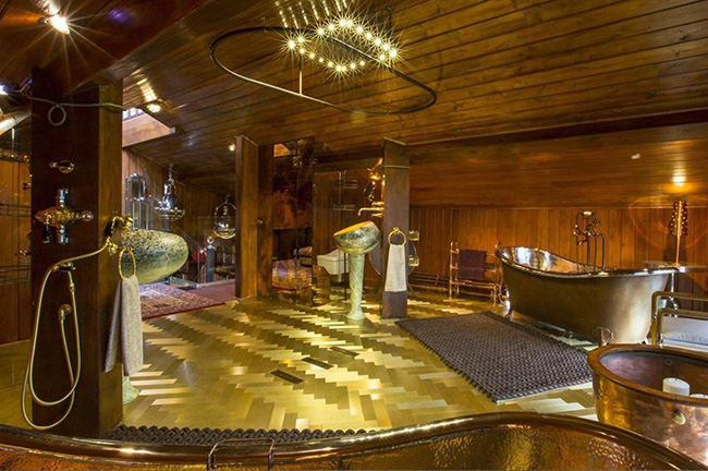 Ph&ograve;ng tắm mạ v&agrave;ng, Chalet Estate, Surrey, Vương quốc Anh: Nằm trong một ng&ocirc;i nh&agrave; được ni&ecirc;m yết với gi&aacute; 3,7 triệu USD (hơn 85 tỷ đồng), ph&ograve;ng tắm n&agrave;y c&oacute; một cặp bồn tắm bằng đồng trị gi&aacute; 11.800 USD (khoảng 273 triệu đồng), nh&agrave; vệ sinh kiểu Nhật đặt ri&ecirc;ng v&agrave; bồn rửa mặt mạ v&agrave;ng của &Yacute; trị gi&aacute; 47.200 USD (hơn 1 tỷ đồng).