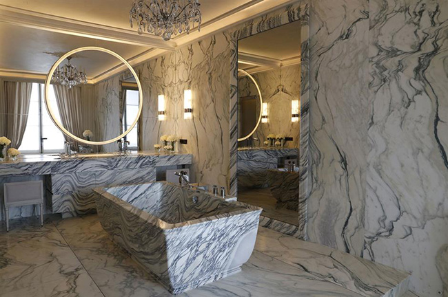 Ph&ograve;ng tắm Karl Lagerfeld Suite, H&ocirc;tel de Crillon, Paris, Ph&aacute;p: Một trong những điểm nổi bật nhất l&agrave; c&oacute; bồn tắm được chạm khắc từ một khối đ&aacute; cẩm thạch Carrera, nặng 2 tấn.&nbsp;