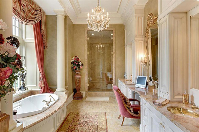 Master ensuite, Chelster Hall, Oakville, Canada: Chelster Hall ở Oakville, Ontario, từng được ni&ecirc;m yết với gi&aacute; 45 triệu USD (hơn 1.000 tỷ đồng)&nbsp;với ph&ograve;ng tắm ch&iacute;nh rất xứng tầm gồm bồn tắm spa, đ&egrave;n ch&ugrave;m sang trọng v&agrave; bồn rửa mạ v&agrave;ng.
