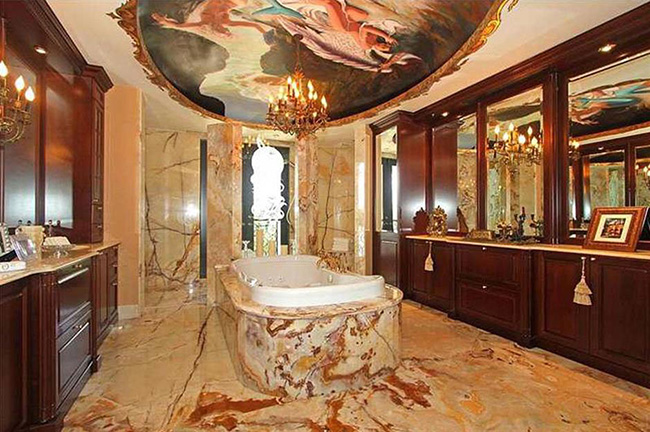 Ph&ograve;ng tắm Fresco, Dinh thự b&ecirc;n bờ biển, B&atilde;i biển Sunny Isles, Hoa Kỳ: Một ph&ograve;ng tắm tuyệt đẹp với bức b&iacute;ch họa tr&ecirc;n trần, ph&ograve;ng tắm n&agrave;y nằm trong một biệt thự ở Florida được b&aacute;n tr&ecirc;n thị trường v&agrave;o với gi&aacute; 7,9 triệu USD (hơn 182 tỷ đồng).