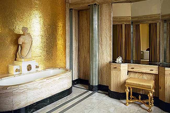 Ph&ograve;ng tắm Art Deco, Cung điện Eltham, London, Vương quốc Anh: Ph&ograve;ng tắm Art Deco tuyệt đỉnh n&agrave;y được l&aacute;t bằng m&atilde; n&atilde;o, gạch v&agrave;ng c&ugrave;ng một bồn tắm bằng đ&aacute; cẩm thạch sang trọng.