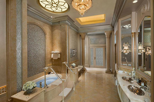 Ph&ograve;ng tắm Palace Suite, Kh&aacute;ch sạn Emirates Palace, Dubai, C&aacute;c Tiểu Vương quốc Ả Rập Thống nhất: Ph&ograve;ng tắm được l&aacute;t đ&aacute; cẩm thạch cao cấp, c&oacute; bồn tắm spa cỡ lớn, bồn rửa trang điểm đ&ocirc;i bằng v&agrave;ng l&aacute;...