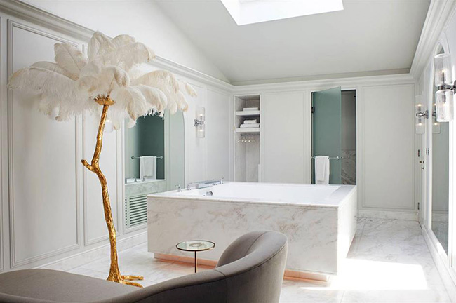 Ph&ograve;ng tắm &aacute;p m&aacute;i, Kh&aacute;ch sạn Mandrake, London, Vương quốc Anh: Ph&ograve;ng tắm gồm bồn tạo s&oacute;ng bằng đ&aacute; cẩm thạch được trang bị đ&egrave;n disco, m&aacute;i c&oacute; thể thu v&agrave;o để ngắm sao v&agrave; một chiếc đ&egrave;n l&ocirc;ng đ&agrave; điểu c&ugrave;ng l&aacute; v&agrave;ng rất bắt mắt.