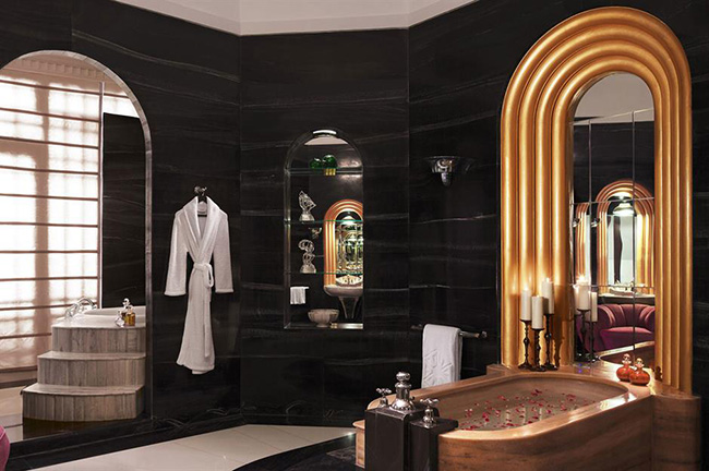 Ph&ograve;ng tắm Maharani Suite, Cung điện Umaid Bhawan, Jodhpur, Ấn Độ: Ph&ograve;ng tắm ri&ecirc;ng m&agrave;u đen v&agrave; v&agrave;ng nổi bật trong căn nh&agrave; v&agrave; được vương miện của ph&ograve;ng tắm Art Deco sang trọng nhất.