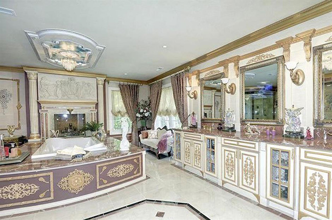 Ph&ograve;ng tắm trang tr&iacute; c&ocirc;ng phu, Seneca Mansion, Virginia, USA: Ph&ograve;ng tắm ch&iacute;nh gồm quầy bar với tấm ốp v&agrave; mạ v&agrave;ng trang tr&iacute; c&ocirc;ng phu, bồn tắm spa rộng r&atilde;i, ghế sofa cổ v&agrave; l&ograve; sưởi sang trọng.&nbsp;