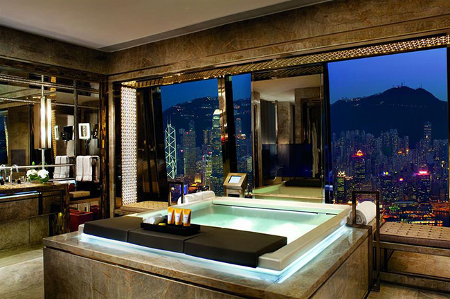 Ph&ograve;ng tắm Penthouse Suite, Kh&aacute;ch sạn Ritz-Carlton, T&acirc;y Kowloon, Hồng K&ocirc;ng: Ph&ograve;ng tắm sang trọng nhất của Ritz-Carlton được trang tr&iacute; với bồn tạo s&oacute;ng hấp dẫn bằng đ&aacute; cẩm thạch &Yacute; đắt tiền.