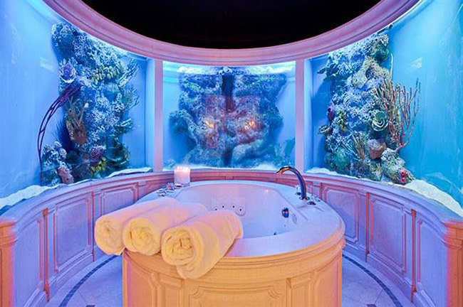 Ph&ograve;ng tắm thủy cung, Preston Hollow Mansion, Dallas, Mỹ: Ph&ograve;ng tắm thủy cung tuyệt vời n&agrave;y được lắp đặt trong một biệt thự theo phong c&aacute;ch Phục hưng ở Dallas trị gi&aacute; 6 triệu USD (gần 139 tỷ đồng).