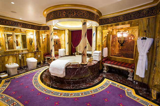 Ph&ograve;ng tắm Royal Suite, Kh&aacute;ch sạn Burj Al Arab, Dubai, C&aacute;c Tiểu Vương quốc Ả Rập Thống nhất: Ph&ograve;ng tắm n&agrave;y&nbsp;c&oacute; nội thất si&ecirc;u xa hoa với ph&ograve;ng tắm cao cấp c&oacute; bồn tạo s&oacute;ng lớn bằng đ&aacute; cẩm thạch, v&ograve;i sen 5 đầu v&agrave; nội thất mạ v&agrave;ng.