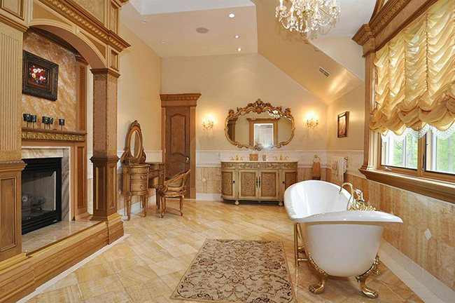 Ph&ograve;ng vệ sinh vương giả, biệt thự Real Housewives, Montville, Mỹ: C&oacute; một l&ograve; sưởi bằng gỗ v&agrave; đ&aacute; cẩm thạch khổng lồ trong ph&ograve;ng tắm ch&iacute;nh sang trọng h&agrave;ng đầu n&agrave;y.