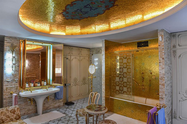 Ph&ograve;ng tắm v&agrave;ng lộng lẫy, Palatul Primaveri, Bucharest, Romania: Hầu hết mọi đồ đạc trong ph&ograve;ng tắm ch&iacute;nh n&agrave;y đều được l&agrave;m từ v&agrave;ng nguy&ecirc;n khối, bao gồm cả v&ograve;i sen v&agrave; ống đựng giấy vệ sinh.