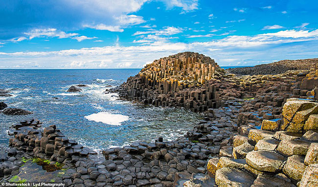 16. Gian&rsquo;s Causeway

Được tạo ra từ hơn 40.000 cột đ&aacute; bazan lồng v&agrave;o nhau, hiếm c&oacute; nơi n&agrave;y ngoạn mục v&agrave; đ&aacute;ng kinh ngạc như vậy.
